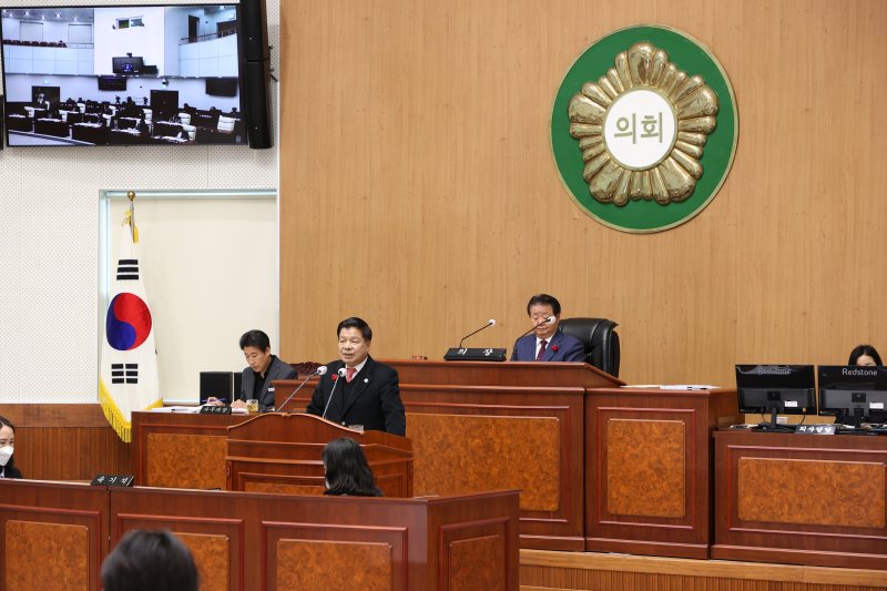 [고성(경남)=뉴시스] 신정철 기자= 이상근 고성군수가 제306회 고성군의회 제2차 정례회 제2차 본회의에서 7139억 원 규모의 2026년도 예산안을 제출하면서 내년도 군정 운영방향과 5대 중점 추진전략을 제시했다.사진은 지난 8일 개회된 제306회 고성군의회 제2차 정례회에서 이 군수의 시정연설 모습.(사진=고성군 제공).2025.12.09. photo@newsis.com *재판매 및 DB 금지