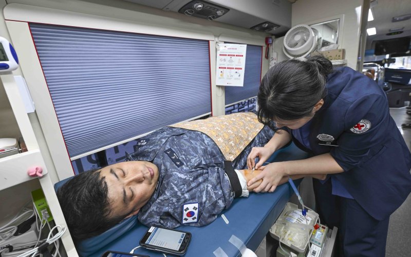 [제주=뉴시스] 9일 해군 기동함대사령부를 방문한 대한적십자사 제주혈액원 헌혈 버스에서 기동함대 왕건함 소속 곽길선 상사가 185번째 헌혈에 참여하고 있다. (사진=해군 기동함대사령부 제공) 2025.12.09. photo@newsis.com *재판매 및 DB 금지