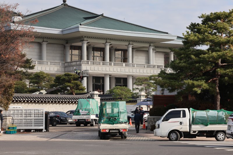 [서울=뉴시스] 이영환 기자 = 용산 대통령 집무실을 청와대로 이전하는 작업이 진행중인 9일 오전 서울 종로구 청와대 시화문으로 물품을 실은 트럭이 들어가고 있다. 2025.12.09. 20hwan@newsis.com