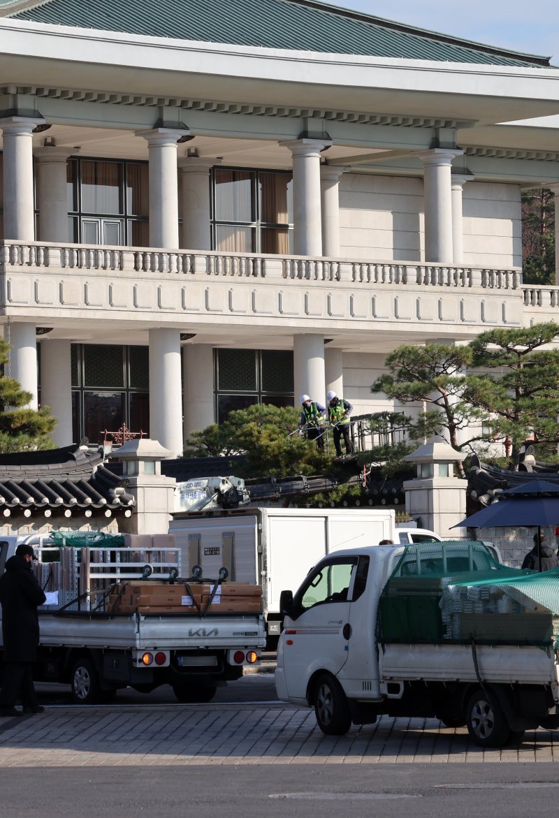 [서울=뉴시스] 이영환 기자 = 용산 대통령 집무실을 청와대로 이전하는 작업이 진행중인 9일 오전 서울 종로구 청와대 시화문으로 공사차량 등이 들어가고 있다. 2025.12.09. 20hwan@newsis.com