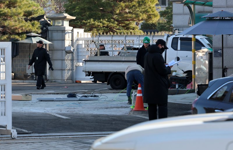 [서울=뉴시스] 이영환 기자 = 용산 대통령 집무실을 청와대로 이전하는 작업이 진행중인 9일 오전 서울 종로구 청와대 시화문 인근에서 관계자들이 작업을 하고 있다. 2025.12.09. 20hwan@newsis.com