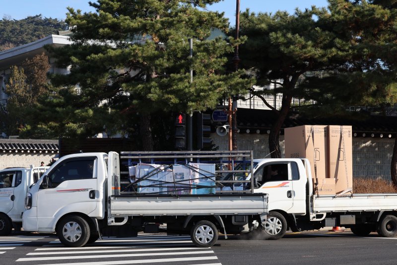 [서울=뉴시스] 이영환 기자 = 용산 대통령 집무실을 청와대로 이전하는 작업이 진행중인 9일 오전 서울 종로구 청와대 시화문으로 공사차량 등이 들어가고 있다. 2025.12.09. 20hwan@newsis.com
