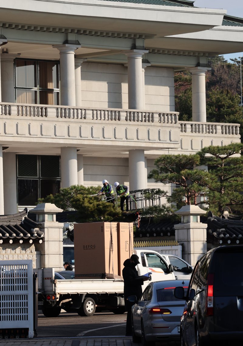 [서울=뉴시스] 이영환 기자 = 용산 대통령 집무실을 청와대로 이전하는 작업이 진행중인 9일 오전 서울 종로구 청와대 시화문으로 공사차량 등이 들어가는 가운데 관계자들이 나무 조경 작업을 하고 있다. 2025.12.09. 20hwan@newsis.com