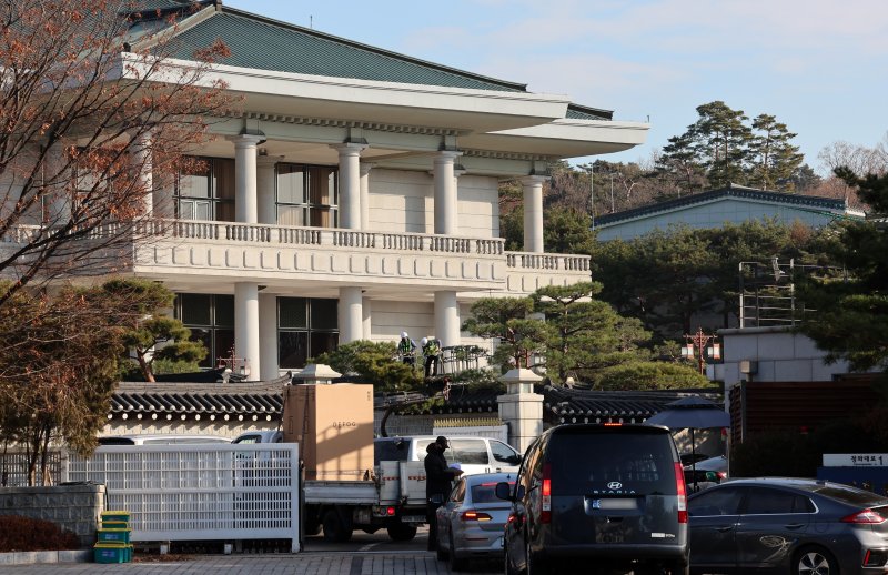 [서울=뉴시스] 이영환 기자 = 용산 대통령 집무실을 청와대로 이전하는 작업이 진행중인 9일 오전 서울 종로구 청와대 시화문으로 공사차량 등이 들어가고 있다. 2025.12.09. 20hwan@newsis.com
