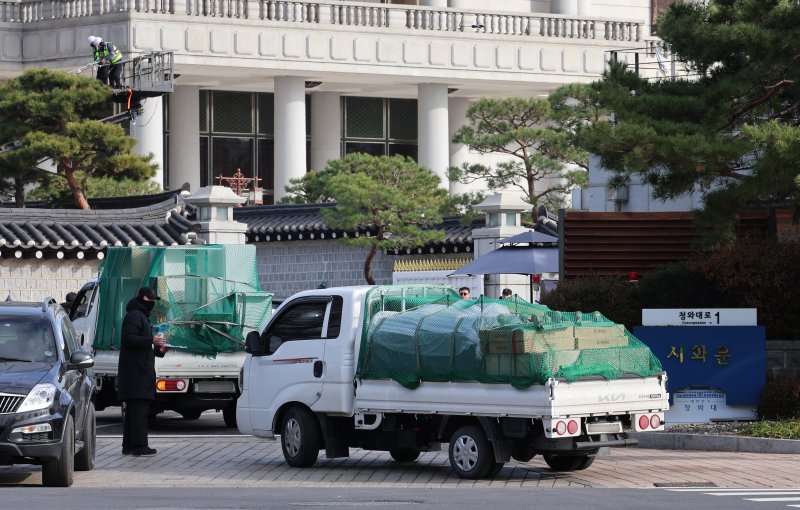 [서울=뉴시스] 이영환 기자 = 용산 대통령 집무실을 청와대로 이전하는 작업이 진행중인 9일 오전 서울 종로구 청와대 시화문으로 물품을 실은 트럭이 들어가고 있다. 2025.12.09. 20hwan@newsis.com