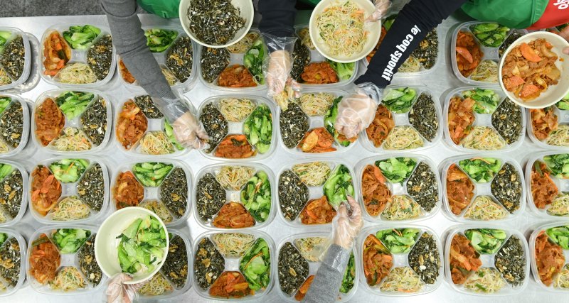 [수원=뉴시스] 김종택 기자 = 9일 경기 수원시 권선구 평동 행정복지센터에서 새마을 부녀회 회원들이 관내 독거노인 등 취약계층에 전달할 반찬을 만들어 용기에 담고 있다. 2025.12.09. jtk@newsis.com