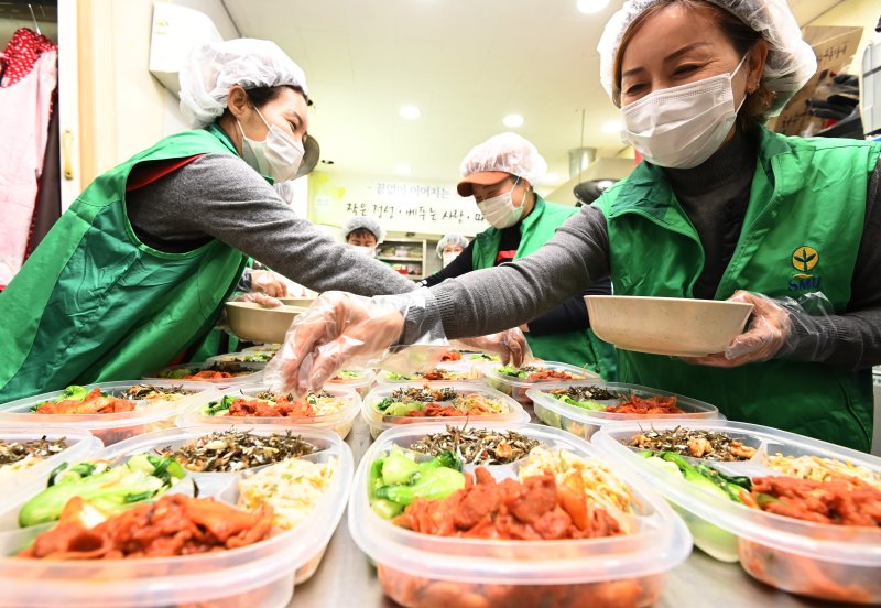 [수원=뉴시스] 김종택 기자 = 9일 경기 수원시 권선구 평동 행정복지센터에서 새마을 부녀회 회원들이 관내 독거노인 등 취약계층에 전달할 반찬을 만들어 용기에 담고 있다. 2025.12.09. jtk@newsis.com