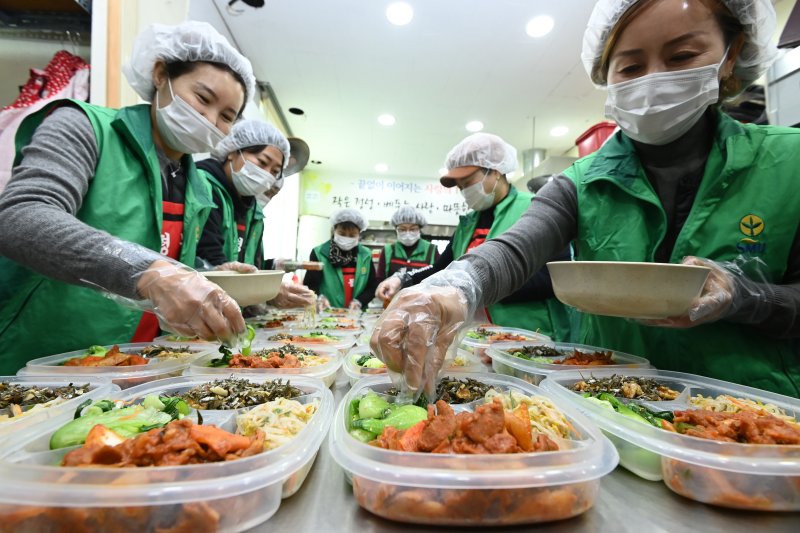 [수원=뉴시스] 김종택 기자 = 9일 경기 수원시 권선구 평동 행정복지센터에서 새마을 부녀회 회원들이 관내 독거노인 등 취약계층에 전달할 반찬을 만들어 용기에 담고 있다. 2025.12.09. jtk@newsis.com