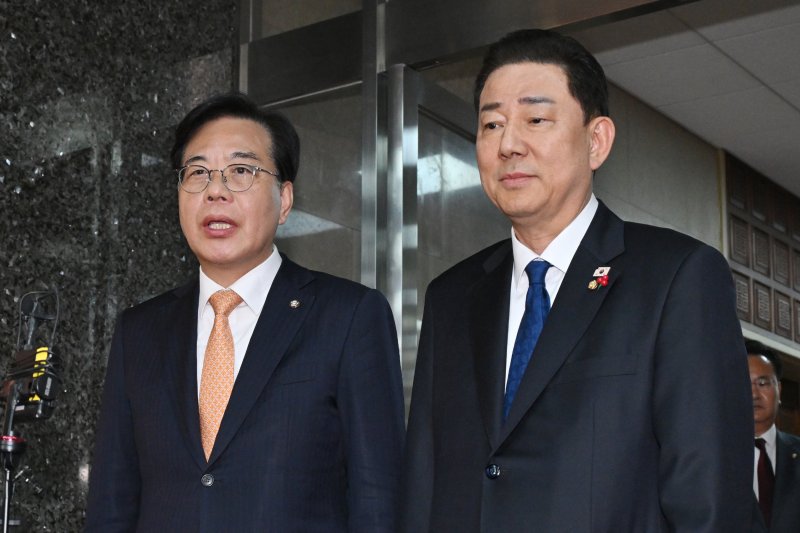 [서울=뉴시스] 김금보 기자 = 김병기(오른쪽) 더불어민주당 원내대표와 송언석 국민의힘 원내대표가 9일 서울 여의도 국회에서 회동을 가진 뒤 의장실을 나서며 취재진에게 입장을 밝히고 있다. (공동취재) 2025.12.09. photo@newsis.com