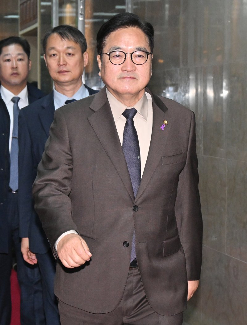 [서울=뉴시스] 김금보 기자 = 우원식 국회의장이 9일 서울 여의도 국회에서 여야 원내대표와 회동을 갖기 위해 의장실로 향하고 있다. (공동취재) 2025.12.09. photo@newsis.com