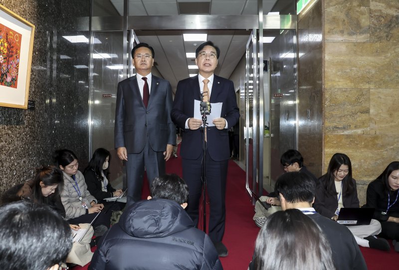 [서울=뉴시스] 김금보 기자 = 송언석 국민의힘 원내대표가 9일 오전 서울 여의도 국회 의장실 앞에서 '국회의장 및 여야 원내대표 회동'을 앞두고 입장발표를 하고 있다. (공동취재) 2025.12.09. photo@newsis.com