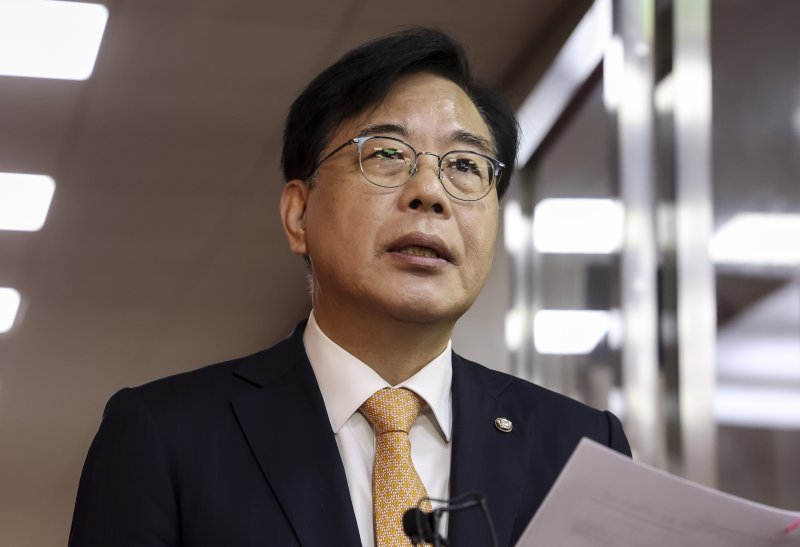 [서울=뉴시스] 김금보 기자 = 송언석 국민의힘 원내대표가 9일 오전 서울 여의도 국회 의장실 앞에서 '국회의장 및 여야 원내대표 회동'을 앞두고 입장발표를 하고 있다. (공동취재) 2025.12.09. photo@newsis.com