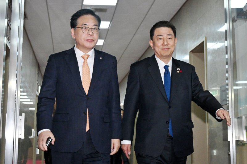 [서울=뉴시스] 김금보 기자 = 김병기(오른쪽) 더불어민주당 원내대표와 송언석 국민의힘 원내대표가 9일 서울 여의도 국회에서 우원식 국회의장과 회동을 가진 뒤 의장실을 나서고 있다. (공동취재) 2025.12.09. photo@newsis.com