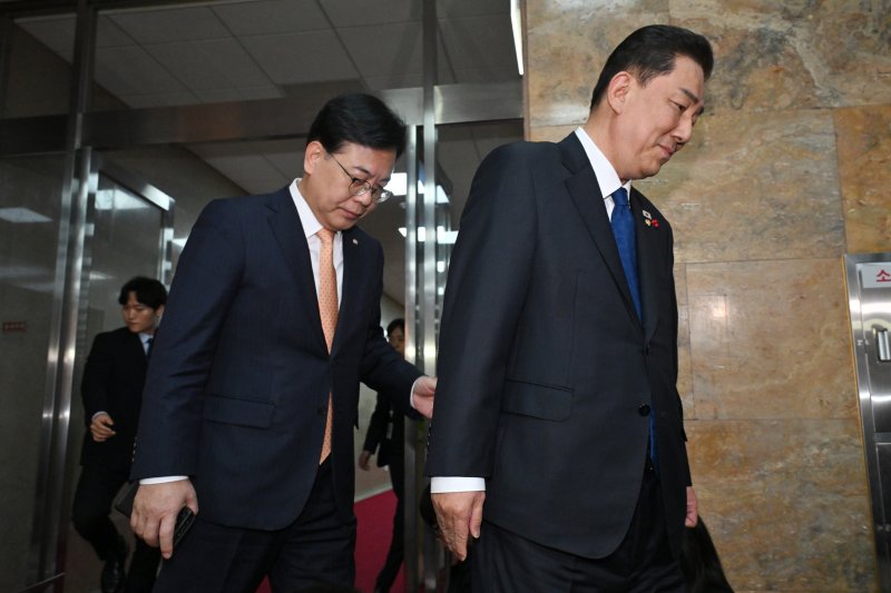 [서울=뉴시스] 김금보 기자 = 김병기(오른쪽) 더불어민주당 원내대표와 송언석 국민의힘 원내대표가 9일 서울 여의도 국회에서 우원식 국회의장과 회동을 가진 뒤 의장실을 나서고 있다. (공동취재) 2025.12.09. photo@newsis.com