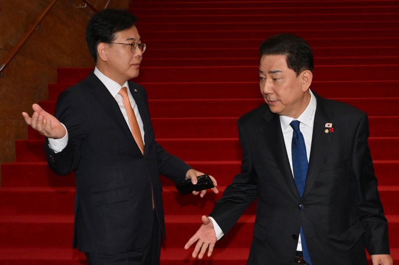 [서울=뉴시스] 김금보 기자= 김병기 더불어민주당 원내대표와 송언석 국민의힘 원내대표가 9일 서울 여의도 국회에서 우원식 국회의장 주재 원내대표 회동을 마치고 대화를 하고 있다.(공동취재) 2025.12.09. photo@newsis.com