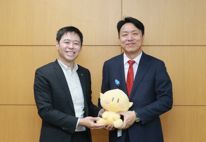 최성아 대전시 정무경제과학부시장(오른쪽)이 9일 싱가포르 ‘Innovate 360’ 존 쳉(John Cheng) 대표와 면담을 가졌다. (시 제공) / 뉴스1