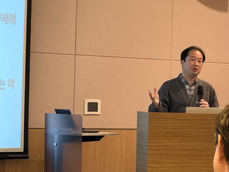 임영섭 서울대 조선해양공학과 교수가 9일 전경련회관에서 강연을 하고 있다. 사진=강구귀 기자