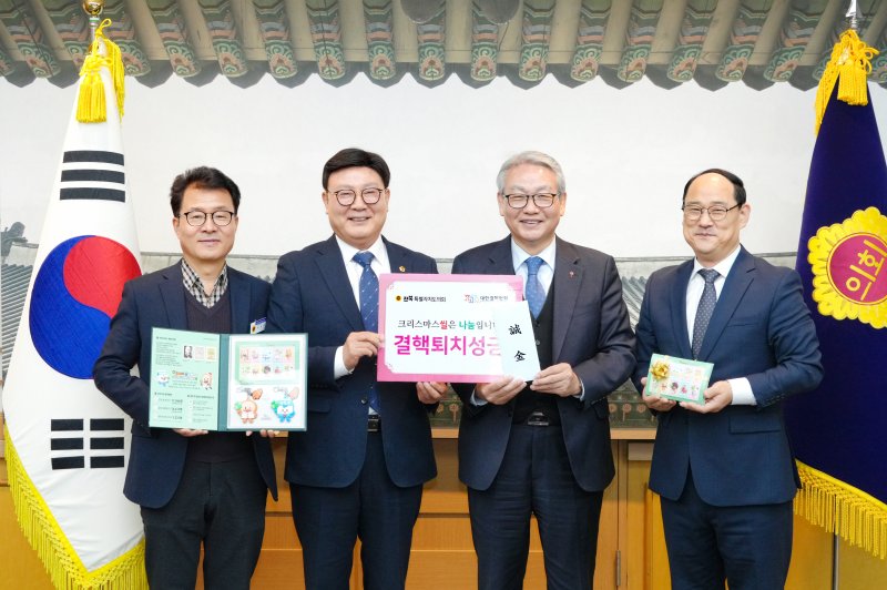 [전주=뉴시스] 9일 전북자치도의회 문승우 의장과 대한결핵협회 임환 전북지부장 등이 '크리스마스 씰' 증정식을 갖고 기념 촬영을 하고 있다. (사진= 전북자치도의회 제공) 2025.12.09 *재판매 및 DB 금지