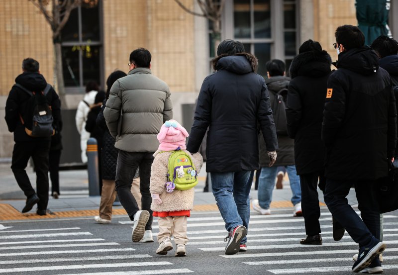 전국 대부분 기온이 영하권의 추운 날씨를 보인 3일 서울 종로구 광화문네거리에서 두터운 옷차림을 한 시민들이 발걸음을 옮기고 있다.(사진은 기사 내용과 무관함) / 2025.12.3/뉴스1 ⓒ News1 이호윤 기자