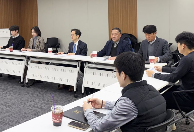 유법민 산업통상부 투자정책관(왼쪽 세번재)이 9일 서울 강남구 한국소재부품장비투자기관협의회(KITIA)에서 열린 '외국인 투자유치 현장 카라반 성과보고회'를 주재하고 있다. 이날 성과보고회에는 대한무역투자진흥공사(코트라·KOTRA), 한국산업단지공단 등 유관기관 관계자 20여명이 참석했다. 산업통상부 제공