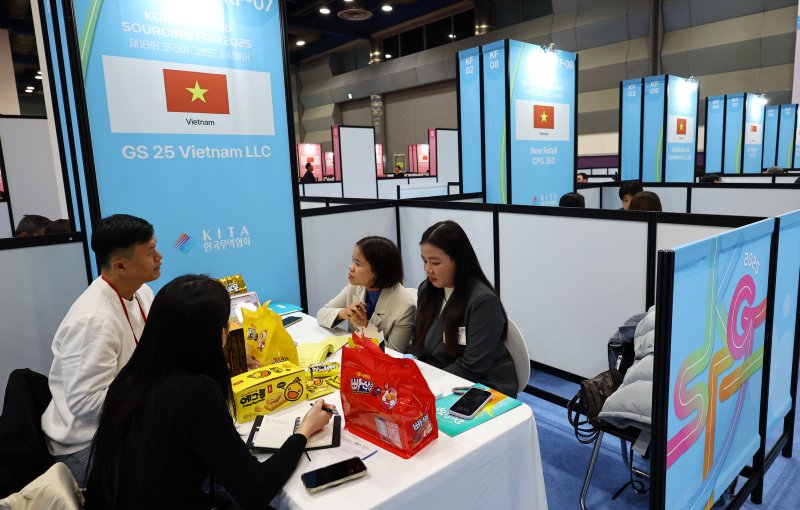 [서울=뉴시스] 최진석 기자 = 26일 서울 강남구 코엑스에서 열린 2025 해외마케팅종합대전에서 중소기업 관계자들이 K푸드 관련 수출상담을 하고 있다. 2025.11.26. myjs@newsis.com