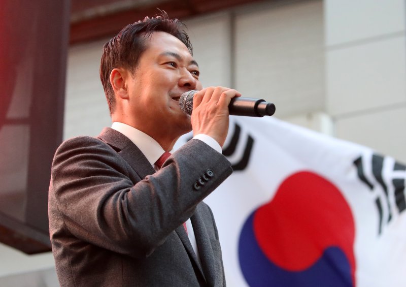 장동혁 국민의힘 대표가 28일 오후 대구 중구 동성로에서 열린 '민생회복 법치수호 대구 국민대회'에서 연설하고 있다. 2025.11.28/뉴스1 ⓒ News1 공정식 기자