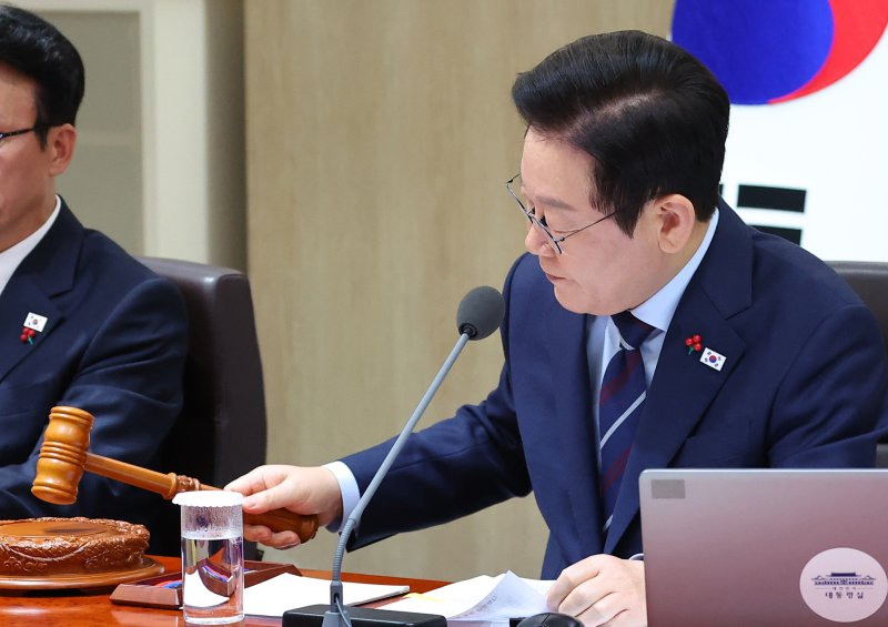[서울=뉴시스] 고범준 기자 = 이재명 대통령이 2일 서울 용산 대통령실 청사에서 열린 국무회의에서 의사봉을 두드리고 있다. (대통령실통신사진기자단) 2025.12.02. bjko@newsis.com