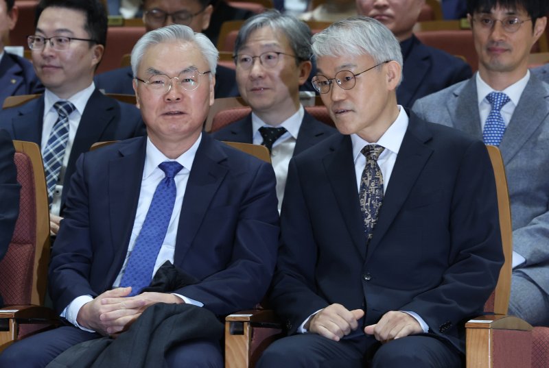 [서울=뉴시스] 조성우 기자 = 천대엽(오른쪽) 법원행정처장이 9일 오전 서울 서초구 서울법원종합청사 청심홀에서 열린 '국민을 위한 사법제도 개편' 공청회에서 김선수 전 대법관과 대화하고 있다. 2025.12.09. xconfind@newsis.com