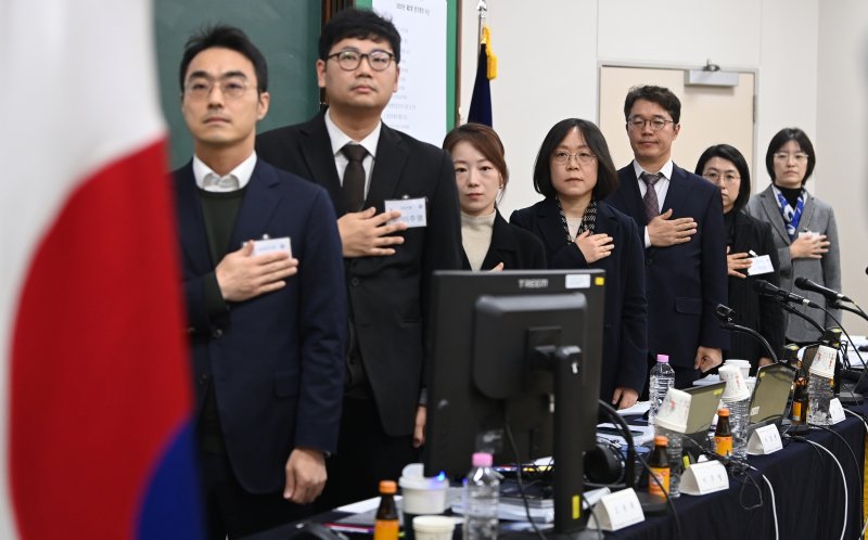 [고양=뉴시스] 김근수 기자 = 김예영 전국법관대표회의 의장을 비롯한 참석자들이 8일 오전 경기 고양시 일산 사법연수원에서 열린 전국법관대표회의 시작 전 국민의례를 하고 있다. (공동취재) 2025.12.08. photo@newsis.com