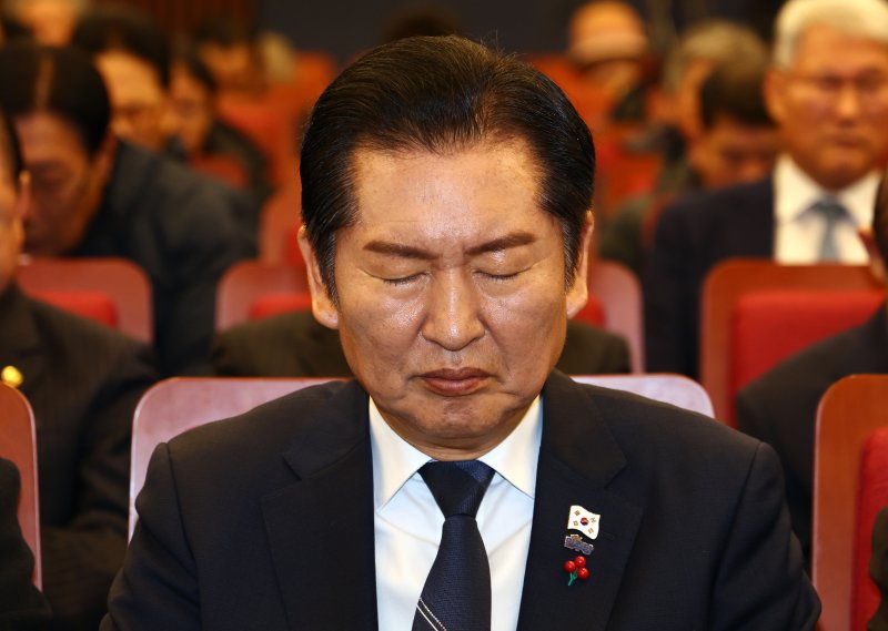 [서울=뉴시스] 김명년 기자 = 정청래 더불어민주당 대표가 9일 오전 서울 여의도 국회 도서관 대강당에서 열린 '2025 대한민국 한센인대회'에서 눈을 감고 기도하고 있다. 2025.12.09. kmn@newsis.com