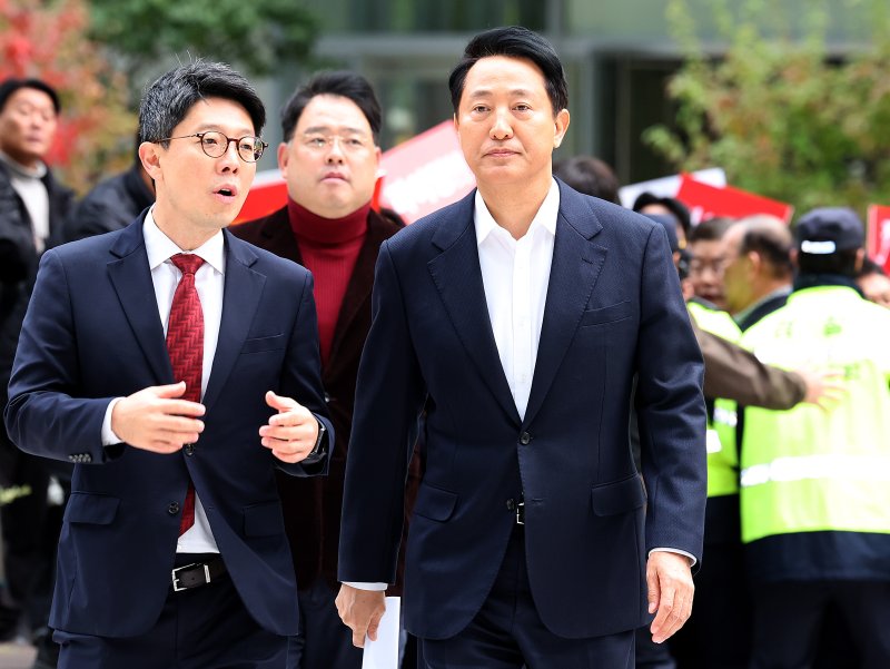 [서울=뉴시스] 이영환 기자 = 오세훈 서울시장이 8일 오전 서울 종로구 KT광화문 웨스트빌딩에 마련된 김건희 여사 관련 의혹을 수사하는 민중기 특별검사 사무실에서 진행되는 소환조사에 출석하고 있다. 2025.11.08. 20hwan@newsis.com