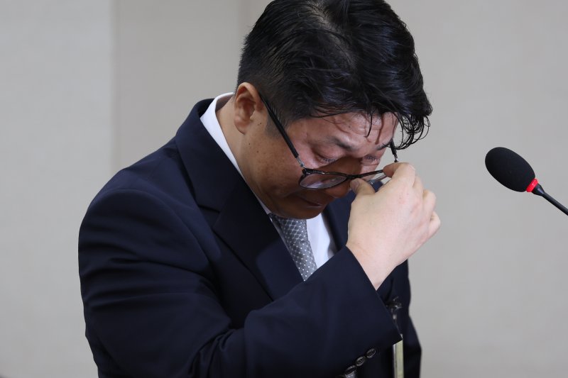 [서울=뉴시스] 김명년 기자 = 문지석 검사가 지난 10월 15일 오후 서울 여의도 국회 기후에너지환경노동위원회에서 열린 노동부 등에 대한 국정감사에서 참고인 출석해 답변 도중 눈물을 흘리고 있다. 2025.10.15. kmn@newsis.com