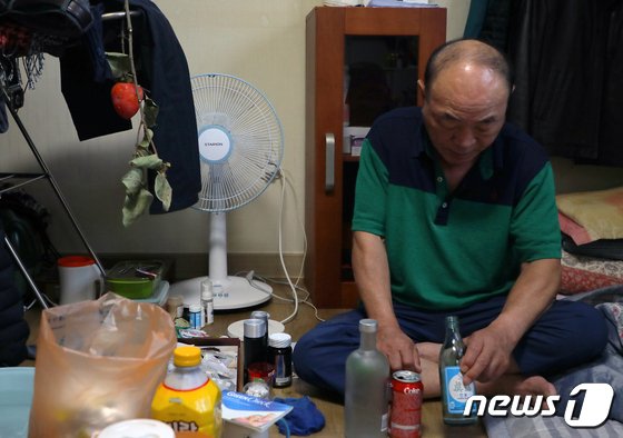 지난 2021년 12월 3일 오후 광주 북구 용봉동 한 다세대 주택에서 만난 오동찬 씨(67) 모습. 오 씨는 1980년 5월 당시 전남 화순에서 광주로 다이너마이트를 옮겼다가 경찰에 붙잡혀 고초를 겪었다./뉴스1DB