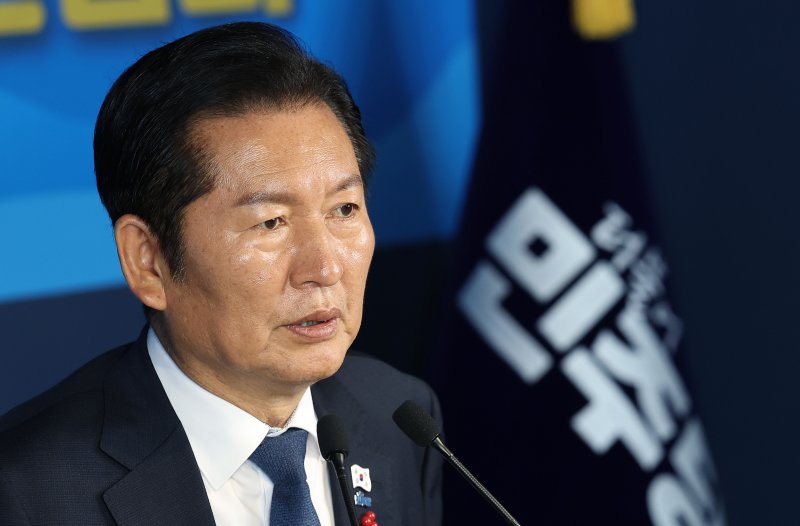 정청래 더불어민주당 대표가 8일 오후 서울 영등포구 중앙당사에서 열린 전국노인위원회 임명장 수여식에서 인사말을 하고 있다. 2025.12.8/뉴스1 ⓒ News1 오대일 기자