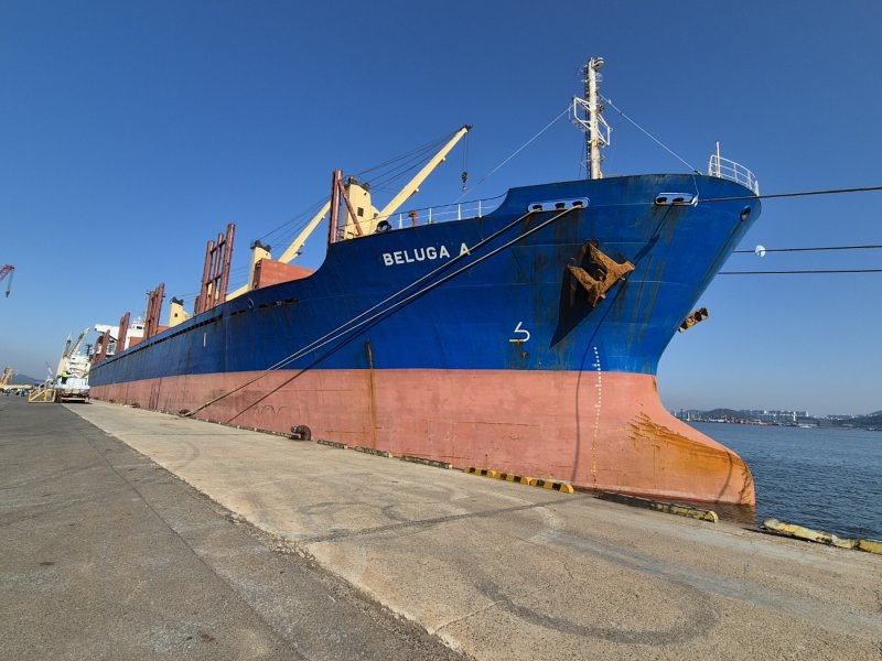 한국농수산식품유통공사(aT)가 선적한 해외 원조쌀이 목포항에서 출항을 대기하고 있다. (사진=aT 제공) photo@newsis.com