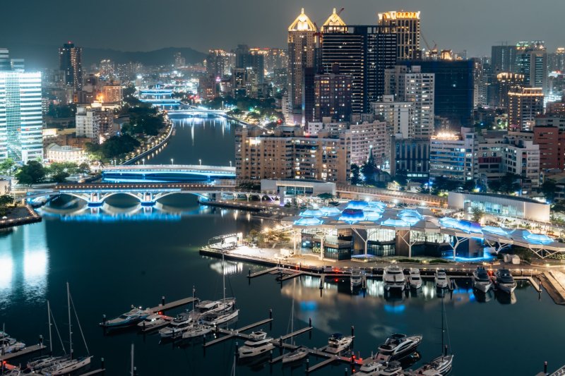 [서울=뉴시스] 가오슝 시 랜드마크를 물들인 트와이스 블루. (사진 = 가오슝 시 트위터 캡처) 2025.12.09. photo@newsis.com *재판매 및 DB 금지