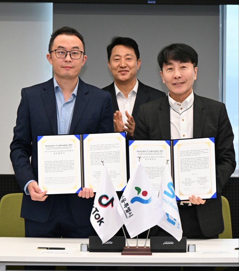 (왼쪽부터) 제이슨 챙 틱톡샵 동남아시아 크로스보더 운영 FMCG 총괄, 오세훈 서울시장, 김현우 SBA 대표이사가 지난 8일(현지시간) 쿠알라룸푸르에서 열린 서울경제진흥원-틱톡 아시아 간 업무협약식을 체결한 후 기념 촬영하고 있다. (사진=틱톡코리아 제공) *재판매 및 DB 금지