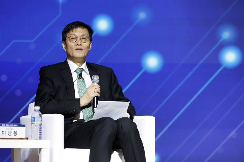 이창용 한국은행 총재가 5일 오후 서울시 중구 세종대로 대한상공회의소 국제회의장에서 최태원 대한상공회의소 회장과 특별대담을 갖고 있다. 2025.12.5/뉴스1 ⓒ News1 박정호 기자