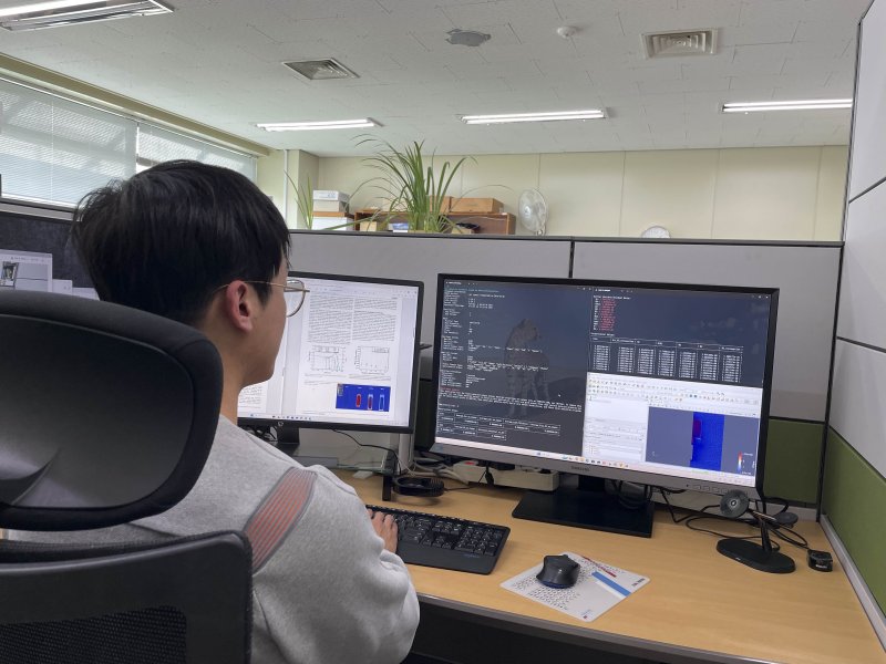 고준위폐기물 처분 용기의 한국형 다물리 통합 부식 모델을 살펴보는 원자력연 연구원(원자력연 제공) /뉴스1