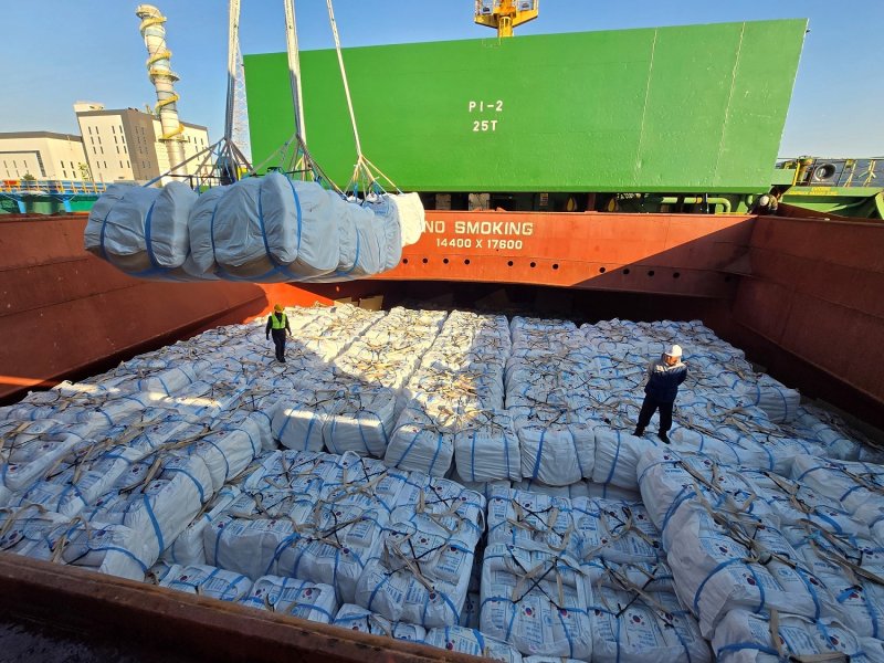 [세종=뉴시스] 한국농수산식품유통공사(aT)는 지난 8일 부산항에서 나미비아로 가는 1632t 규모의 해외원조 쌀 출항을 마지막으로, 식량원조협약(FAC)에 따른 15만t 규모 쌀 원조를 완료했다고 9일 밝혔다. (사진=aT 제공) 2025.12.09. photo@newsis.com *재판매 및 DB 금지