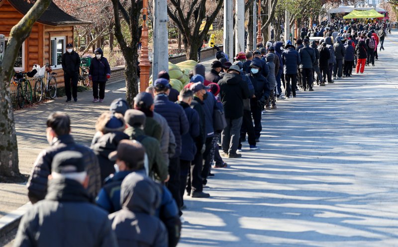 [대구=뉴시스] 이무열 기자 = 쌀쌀한 날씨를 보인 9일 대구 달서구 두류공원 사랑해밥차 무료 급식소를 찾은 어르신들이 점심 배식을 받기 위해 줄을 서고 있다. 2025.12.09. lmy@newsis.com
