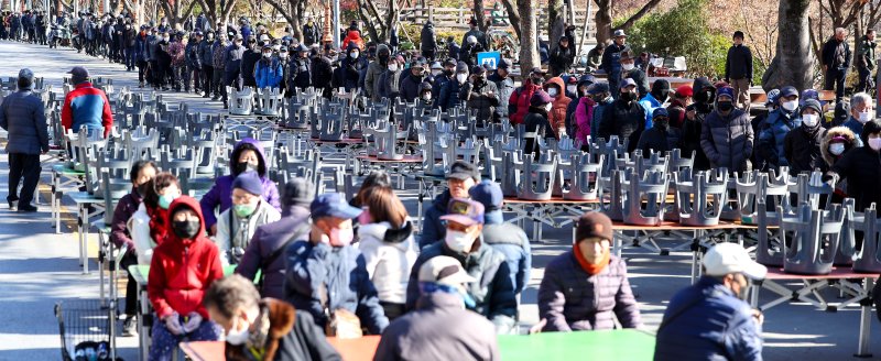 [대구=뉴시스] 이무열 기자 = 쌀쌀한 날씨를 보인 9일 대구 달서구 두류공원 사랑해밥차 무료 급식소를 찾은 어르신들이 점심 배식을 받기 위해 줄을 서고 있다. 2025.12.09. lmy@newsis.com