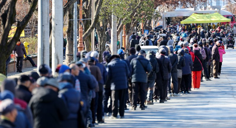[대구=뉴시스] 이무열 기자 = 쌀쌀한 날씨를 보인 9일 대구 달서구 두류공원 사랑해밥차 무료 급식소를 찾은 어르신들이 점심 배식을 받기 위해 줄을 서고 있다. 2025.12.09. lmy@newsis.com