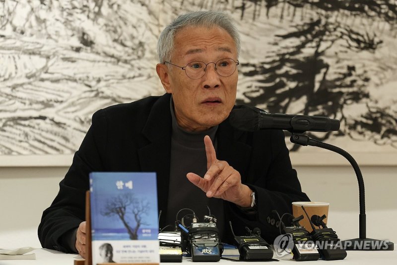 소설가 황석영, 신작 장편소설 '할매' 출간 기자간담회 (출처=연합뉴스)