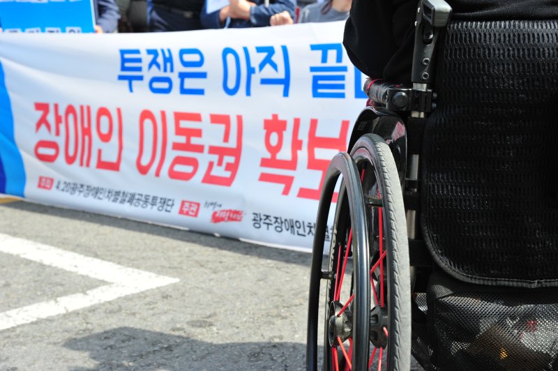 [광주=뉴시스] 이영주 기자 = 8일 오전 광주 서구 양동시장 인근에서 광주장애인차별쳘폐연대 등 39개 시민사회단체가 이동 약자를 명분으로 내세우면서 진행하는 광주시의 교통 행정을 비판하면서 양동시장 지하철로 향하는 엘리베이터 설치를 촉구하고 있다. 2022.04.18. leeyj2578@newsis.com