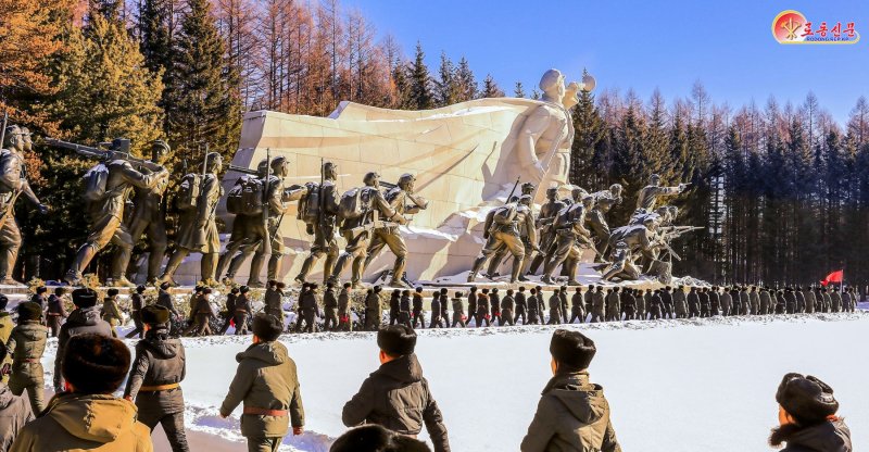 (평양 노동신문=뉴스1) = 북한 노동당 기관지 노동신문은 9일 삼지연대기념비를 조명하며 "백두의 행군길을 꿋꿋이 이어갈 계승자들의 대오가 굽이쳐흐른다＂고 선전했다. [국내에서만 사용가능. 재배포 금지. DB 금지. For Use Only in the Republic of Korea. Redistribution Prohibited] rodongphoto@news1.kr