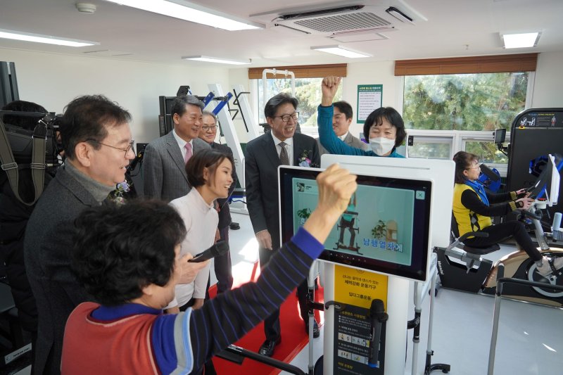 [부산=뉴시스] 부산테크노파크(부산TP)는 어진샘 노인종합복지관에서 디지털 복지관을 9일 개소했다. (사진=부산테크노파크 제공) 2025.12.09. photo@newsis.com *재판매 및 DB 금지