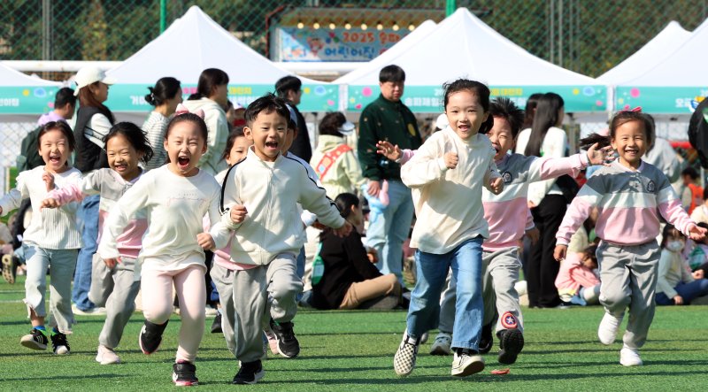 서울 송파구 잠실유수지공원에서 열린 '2025 송파 어린이집 대잔치'에서 아이들이 선생님과 뛰어 놀며 즐거운 시간을 보내고 있다. ⓒ News1 김명섭 기자