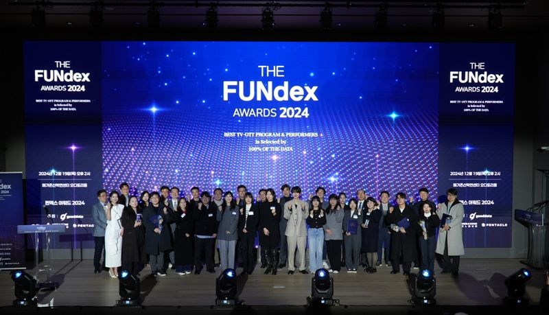 펜타클 주최 '2025 펀덱스 어워드'에서 참석자들이 기념촬영을 하고 있다. 메가존 제공