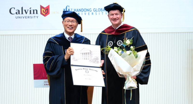 [포항=뉴시스] 송종욱 기자 = 한동대학교가 개교 30주년을 맞아 미국 캘빈대 총장에게 명예 법학박사 학위를 수여했다. 사진은 최도성(왼쪽) 한동대 총장이 엘진가 캘빈대 총장에게 명예 법학박사 학위를 수여한 후 기념 촬영하는 모습. (사진=포항시 제공) 2025.12.09. photo@newsis.com